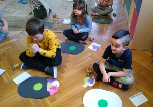 Dzieci rozpoznają figury i układają "dyktando" geometrycznego.