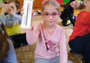 Dzieci określają temperaturę w skali C.