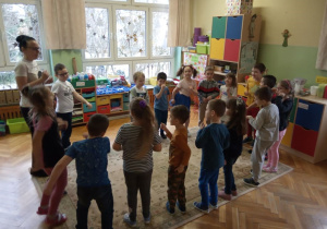 Dzieci wspólnie śpiewają piosenkę.