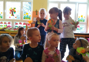 Dzieci prezentują grzybka z papieru