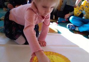 Dziewczynka bawi się plastikową pizzą