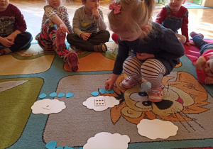 dzieci układają kropelki wody do chmurki z cyfrą bądź kropkami