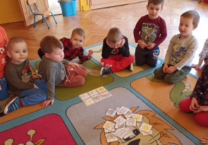 na dywanie leżą różne symbole pogody