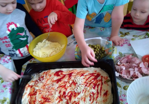 Dzieci przygotowują pizzę