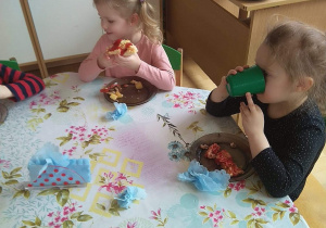 Dzieci zjadają przygotowana przez siebie pizzę