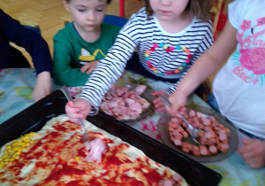 Dzieci przygotowują pizzę