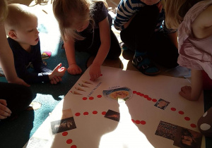 Dzieci przygotowują grę planszową
