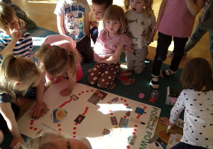 Dzieci przygotowują grę planszową