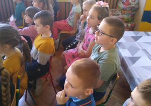 Dzieci słuchają koncertu muzycznego