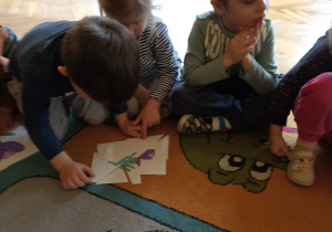 dzieci układają obrazek