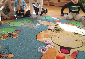 Dzieci pracują na dywanie