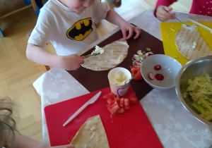 Chłopiec przygotowuje tortille