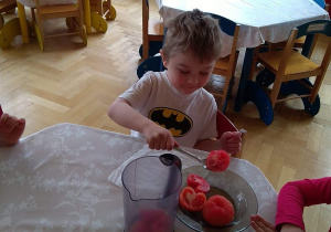 Dzieci przygotowują sok pomidorowy