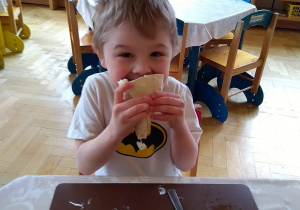 Chłopiec zjada tortille