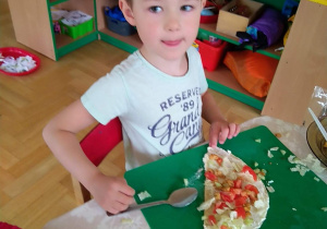 Chłopiec przygotowuje tortille