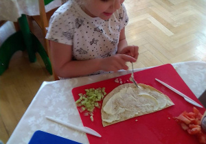 Dzieci przygotowują tortille