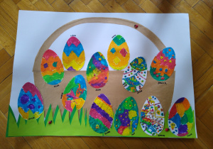 Pracę dzieci - jajka z papieru wyklejone plasteliną
