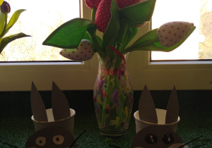 Zajączki wykonane z kubeczków, w tle wazon z tulipanami