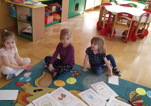 Dzieci pracują na dywanie