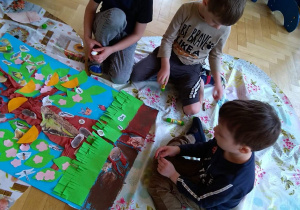 Dzieci przygotowują plakat