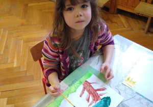 Dziewczynka maluje farbami
