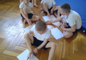 Dzieci rysują stopami