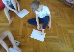Dzieci rysują stopami