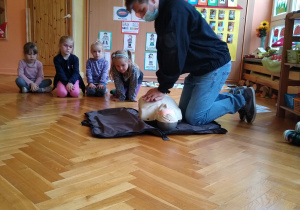 Dzieci oglądają pokaz pierwszej pomocy