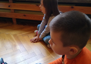 Dzieci oglądają pokaz pierwszej pomocy