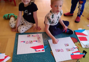 Dzieci układają czeskie symbole na małej macie