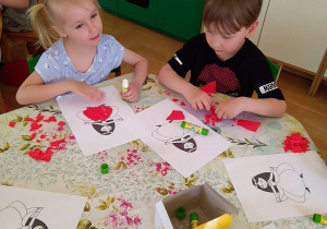 Dzieci kolorują kolorowanki z postaciami z czeskich bajek