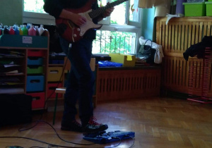 Mężczyzna gra na gitarze elektrycznej
