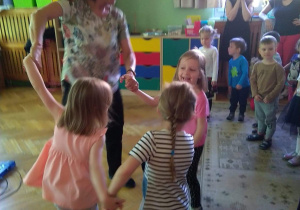 Dzieci tańczą z panią w małym kółeczku