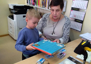 Chłopiec pozuje z panią bibliotekarką