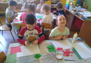 Dzieci wyklejają flagę Włoch