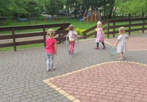 dzieci bawią się na tarasie