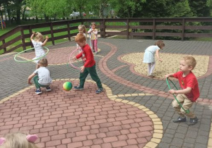 dzieci bawią się na tarasie