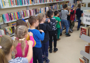 Dzieci zwiedzają bibliotekę