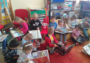 Dzieci oglądają książki