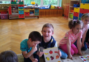Dzieci układają menory z obrazkami owoców