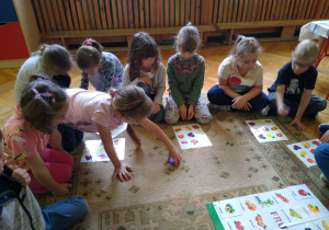 Dzieci układają menory z obrazkami owoców