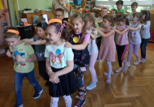 Dzieci podczas tanecznego zadania