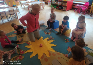 Obchodzimy urodziny dzieci w grupie przedszkolnej.