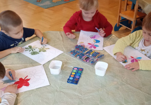 dzieci malują jesienne liście