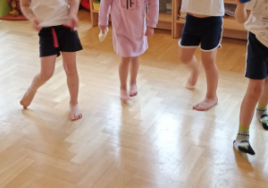 dzieci ćwiczą w kostiumach gimnastycznych