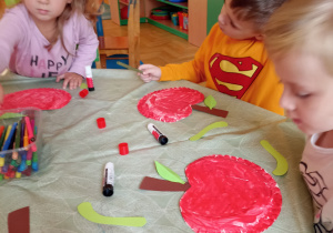 dzieci malują jabluszka z talerzyków papierowych