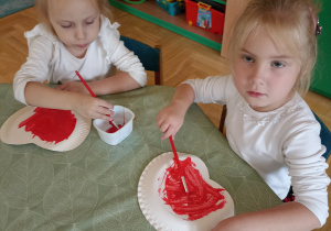 dzieci malują jabluszka z talerzyków papierowych