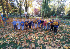 dzieci trzymają liście