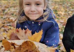 dziewczynka trzyma liście
