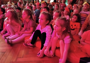 Dzieci podczas pokazu sztuczek pana Damiana